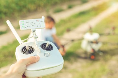 Denetim Masası dronun bir mühendis ile Octocopter karşı.