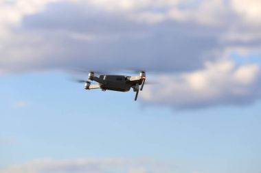 Quadcopter açık güneşli gökyüzü günbatımı üzerinde uçan kamera ile