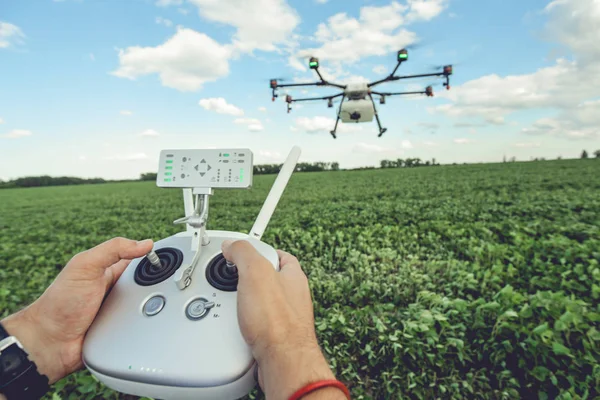 Steuerung einer ferngesteuerten Oktokopter-Drohne. — Stockfoto
