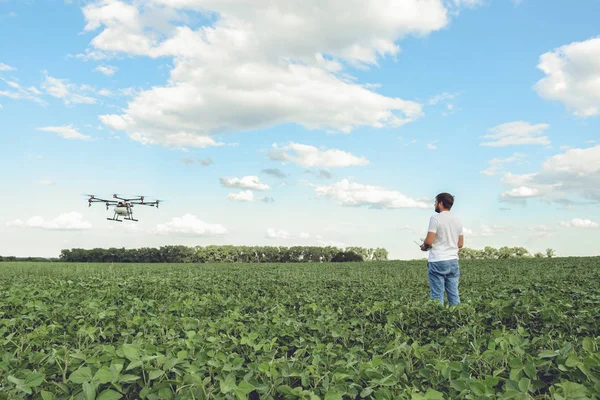 Techniker Landwirt nutzt Wifi-Computer-Steuerung Landwirtschaft Drohne auf der grünen Wiese — Stockfoto
