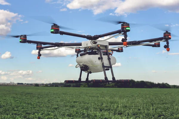 Drohne fliegt über schöne Landschaft grüne Wiese. — Stockfoto