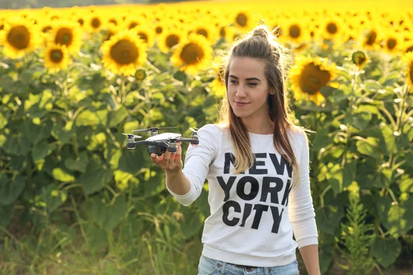 Retrato de uma bela mulher segurando um mini drone em sua mão . — Fotografia de Stock