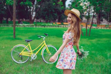 Güzel mutlu genç kadının yaz kır çiçeği grup ile