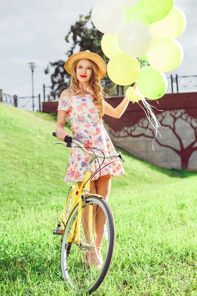 Hermosa mujer sostiene en su mano globos de colores . — Foto de Stock
