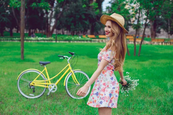 Bela feliz jovem mulher desfrutando de verão com selvagem-flor monte — Fotografia de Stock