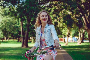 Şehir Parkı içinde bisiklet bisikleti mutlu kadın portresi.