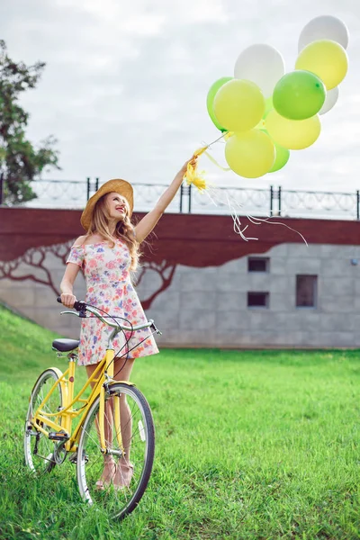 Piękna kobieta trzyma w ręku, kolorowe balony. — Zdjęcie stockowe