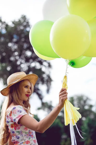 カラフルなラテックス風船、屋外で幸せな若い女. — ストック写真