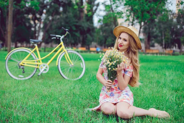 Açık güzel sarışın bir kadın portresi.