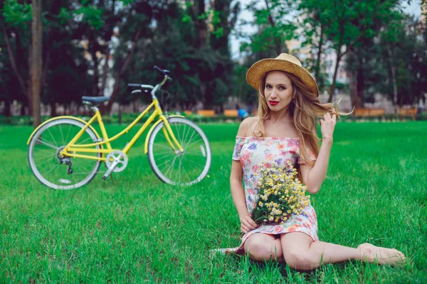 Zewnątrz portret pięknej kobiety Blondynka. — Zdjęcie stockowe