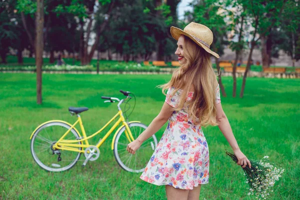 Piękna młoda kobieta zadowolony korzystających lato z bandą Dziki kwiat — Zdjęcie stockowe