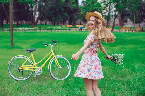 Mooie gelukkig jonge vrouw genieten van zomer met wild-flower bos — Stockfoto