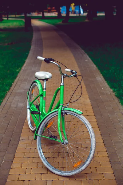 Красивый модный городской велосипед стоит на тропинке в парке . — стоковое фото