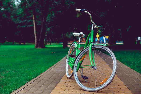 Magnifique vélo de ville branché se tient sur le chemin dans le parc . — Photo