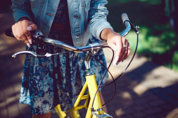 Zbliżenie na kobiece dłonie na kierownicy roweru. — Zdjęcie stockowe