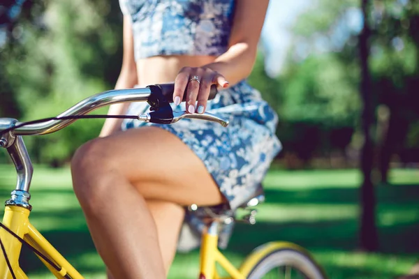 Coupe basse plan recadré de jeune femme sur son vélo il le parc du matin . — Photo