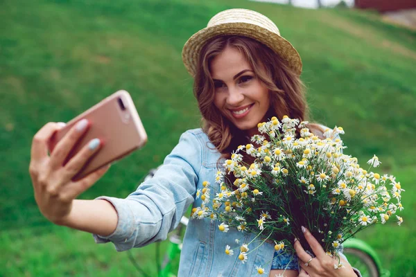 Hermosa joven haciendo selfie en su teléfono . — Foto de Stock