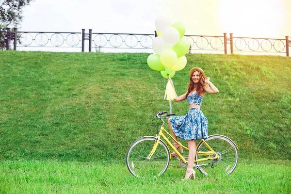 Zarif Bayan şık etek onun yenilikçi retro Bisiklete binmek açık moda portre.