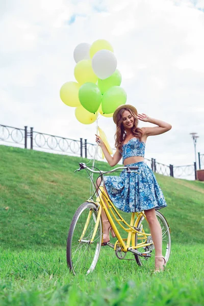 Mulher bonita andar de bicicleta com chapéu na cabeça desfrutando de tempo de verão — Fotografia de Stock