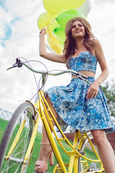 Портрет красивой молодой белой женщины на велосипеде, улыбающейся и смеющейся на улице . — стоковое фото