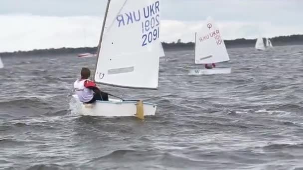 Vushgorod, Kiev, Ukraina, Sep 15, 2017: Internationella Sailing Championship i Ukraina — Stockvideo