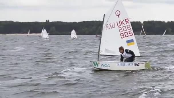 Vushgorod, Kiev, Ukraina, Sep 15, 2017: Internationella Sailing Championship i Ukraina — Stockvideo