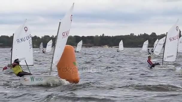 Vushgorod, Kiev, Ukraina, Sep 15, 2017: Internationella Sailing Championship i Ukraina — Stockvideo