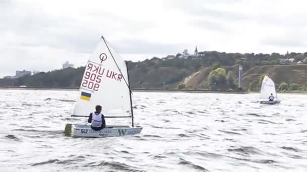 Vushgorod, Kiev, Ukraina, Sep 15, 2017: Internationella Sailing Championship i Ukraina — Stockvideo