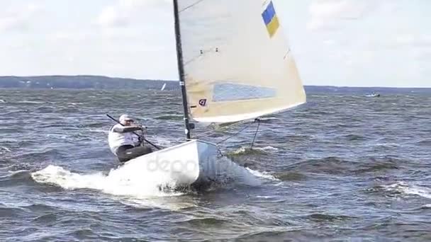 Vushgorod, Kiev, Ukraina, Sep 15, 2017: Internationella Sailing Championship i Ukraina — Stockvideo