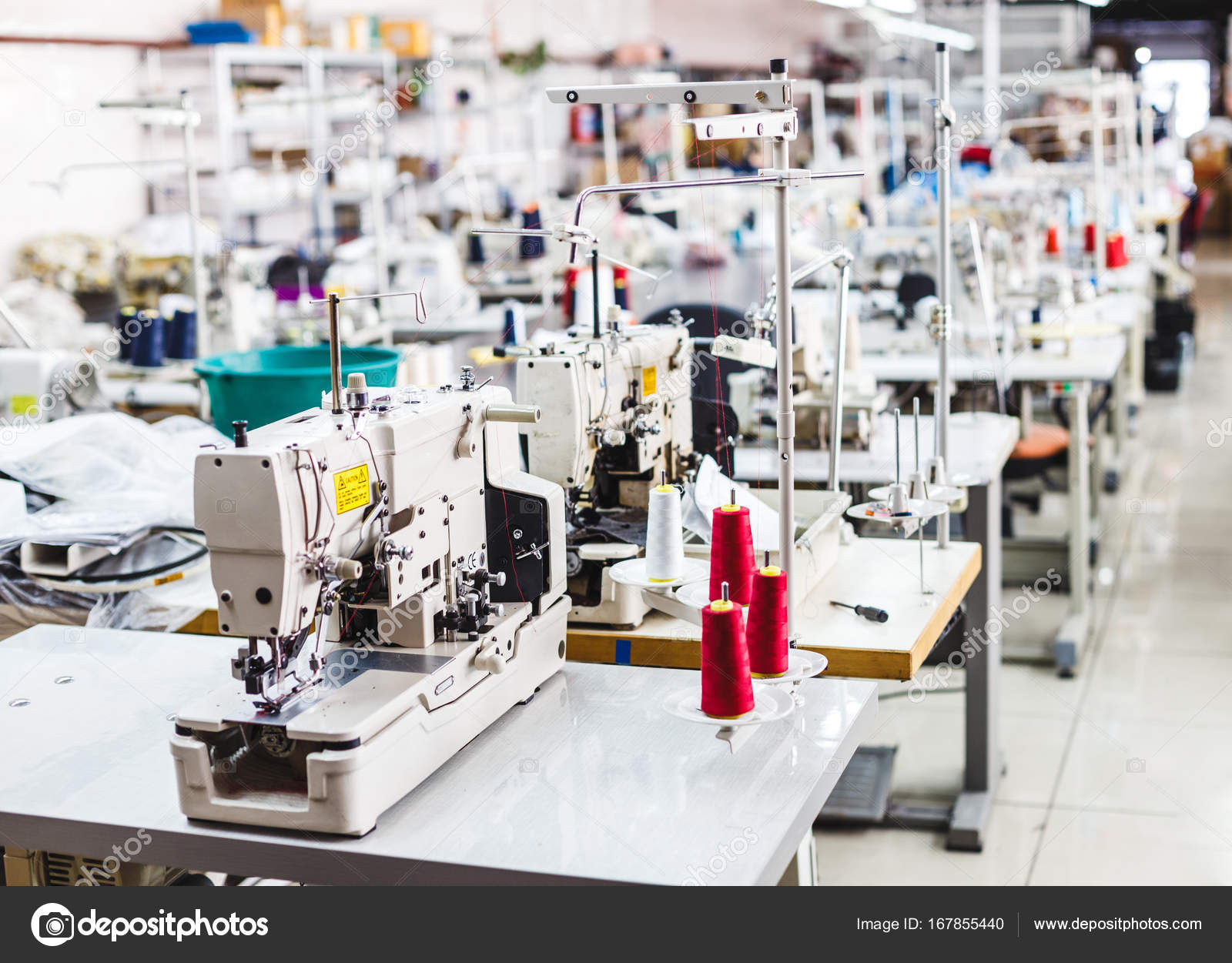 цех по пошиву одежды. цех по пошиву одежды. фабрика по пошиву одежды. швея. швейный цех.