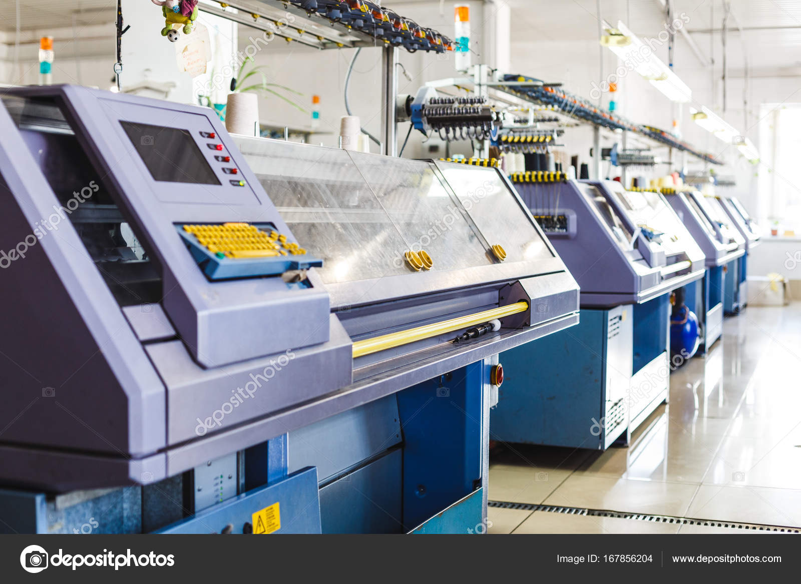 Textile industry with knitting machines in factory — Stock Photo