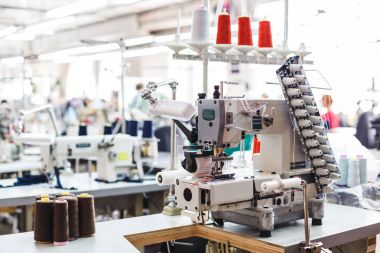 Konu farklı renkleri ile profesyonel dikiş makinesi