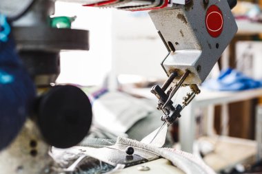 Overlok dikiş makinesi - çalışma alanı ve makine