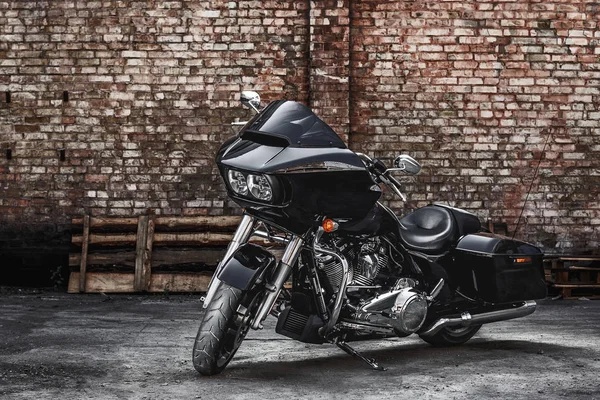 Motocicleta de rua personalizada em cores preto e metálico — Fotografia de Stock