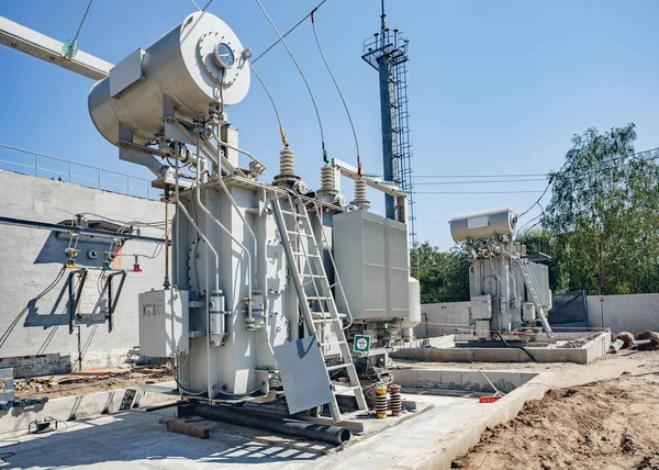 Mavi gökyüzü arka plan üzerinde yüksek gerilim Trafo Merkezi