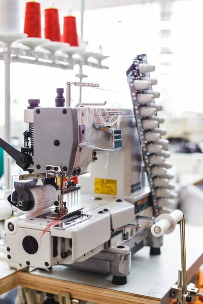 Nahaufnahme einer professionellen Schreibmaschine für die Schneiderei in einem Produktionsbetrieb — Stockfoto