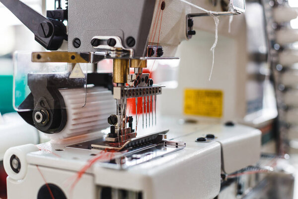 Крупная деталь швейной машинки
