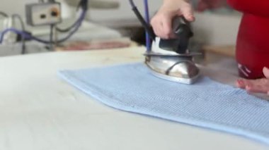 Kadın işçi eser profesyonel Ütü cihazı ile