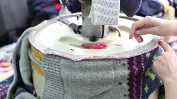 El acercamiento de las manos femeninas que cosen el overlock a la máquina de coser — Vídeos de Stock