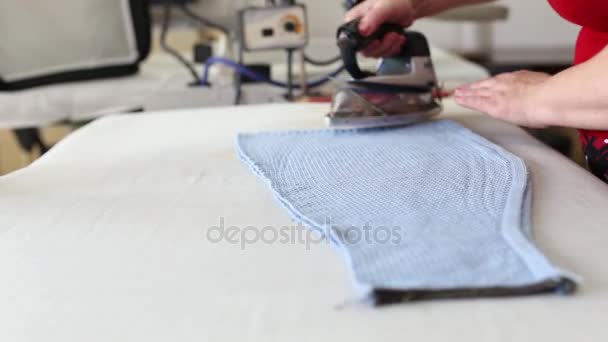 Planchado de ropa con equipo industrial. Prenda de planchar . — Vídeos de Stock