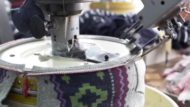 El acercamiento de las manos femeninas que cosen el overlock a la máquina de coser — Vídeo de stock