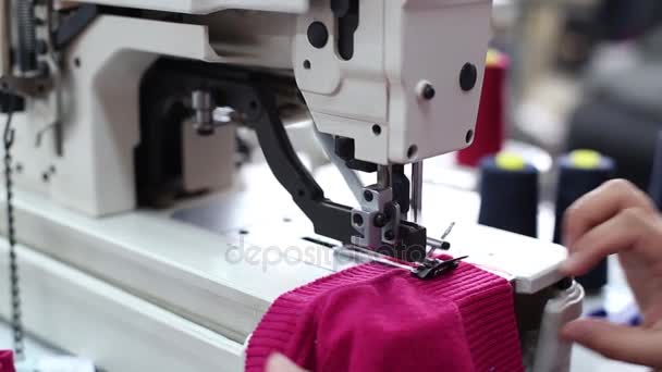 Primo piano filmato di una donna che cuce un cotone rosa — Video Stock