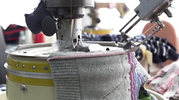 Женщина руки на пошив ткани, оверлок делает пико — стоковое видео