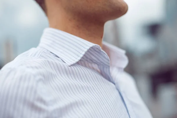 Primer plano de un cuello de camisa masculina — Foto de Stock