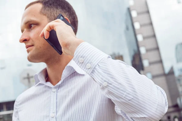 Primer plano retrato de un hombre de negocios serio hablando por teléfono móvil . — Foto de Stock