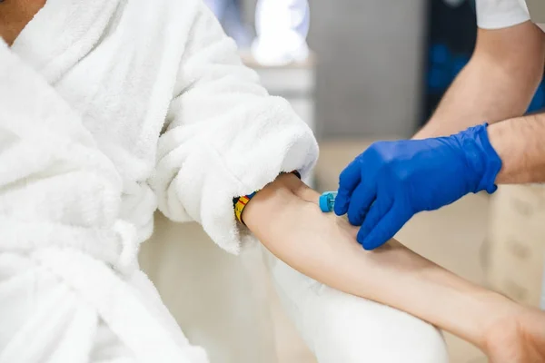 Vista de cerca del médico masculino recolectando sangre del paciente . — Foto de Stock