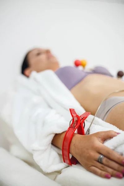 Close-up van elektrocardiogram apparatuur aan de kant van de vrouw. — Stockfoto