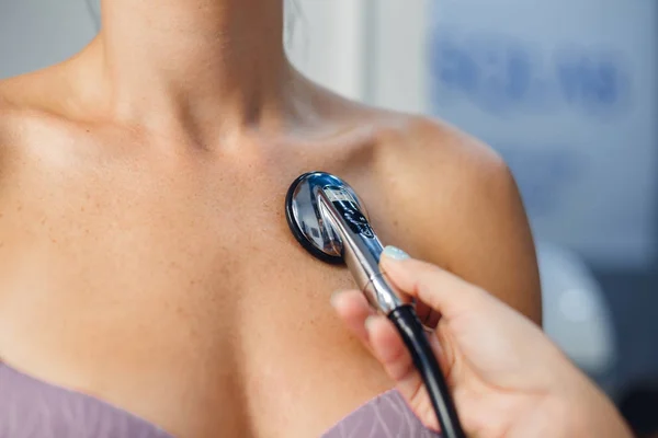 Close-up de médico usando estetoscópio para exame mulher paciente coração . — Fotografia de Stock