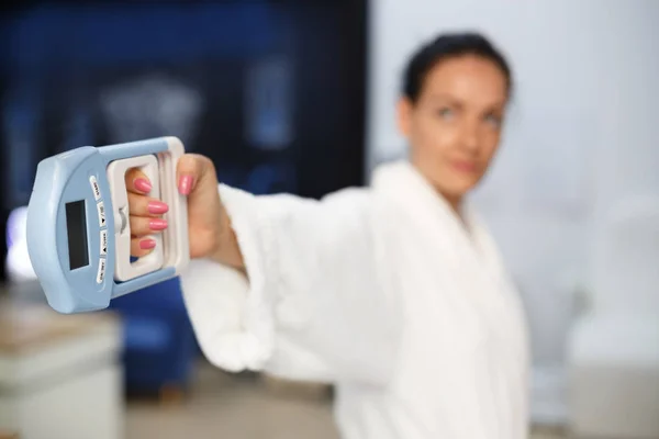 Physiotherapie - schöne Frau macht Armübungen. — Stockfoto