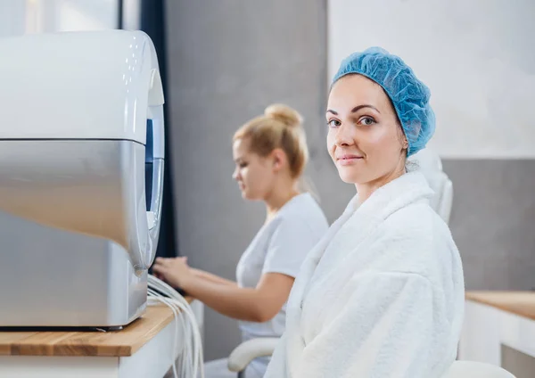 Felice sorridente paziente femminile con medico sullo sfondo — Foto Stock